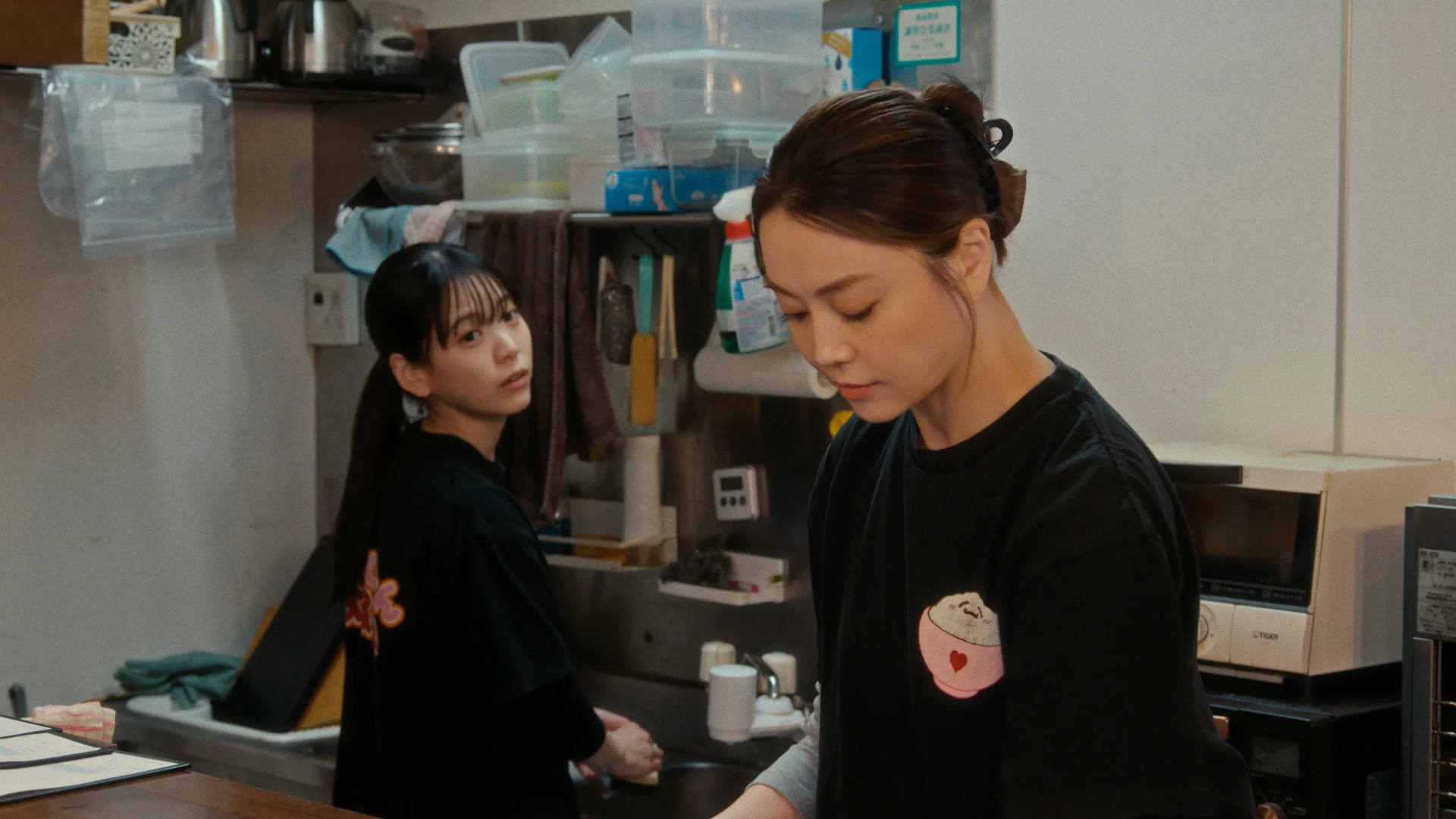 定食屋「おうちごはん はるね」を営む女将と娘(観月ありさ、中井友望)©テレビ東京