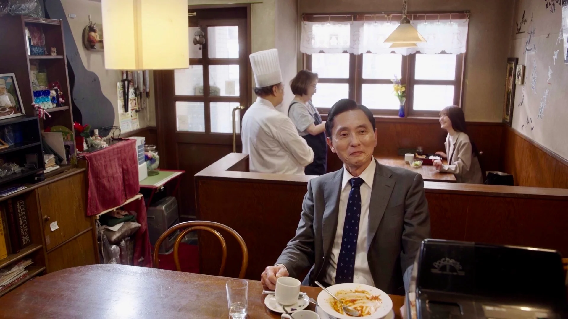 ママ(岸本加世子)とシェフ(本人)と常連客の話に聞き耳を立てる五郎©テレビ東京