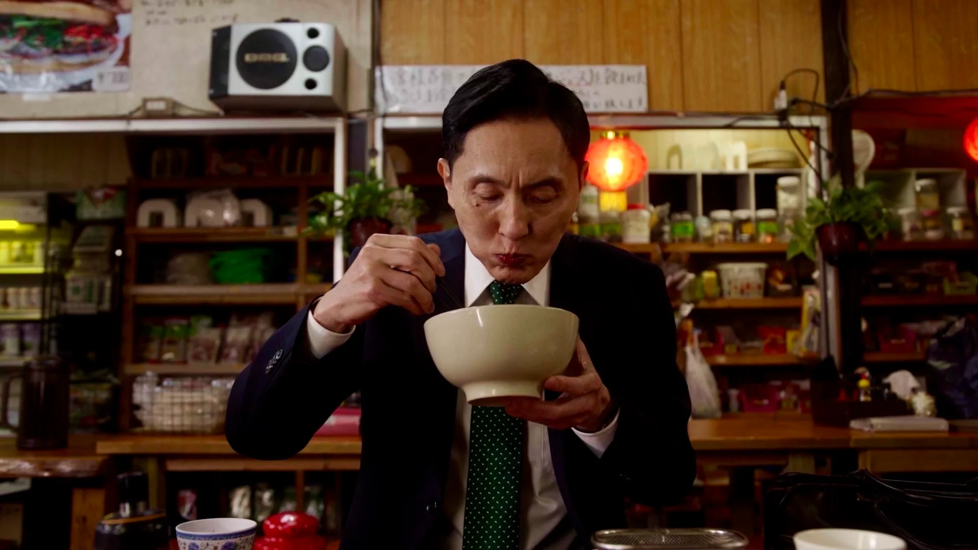 「ブンティットヌング」を食べる五郎©テレビ東京