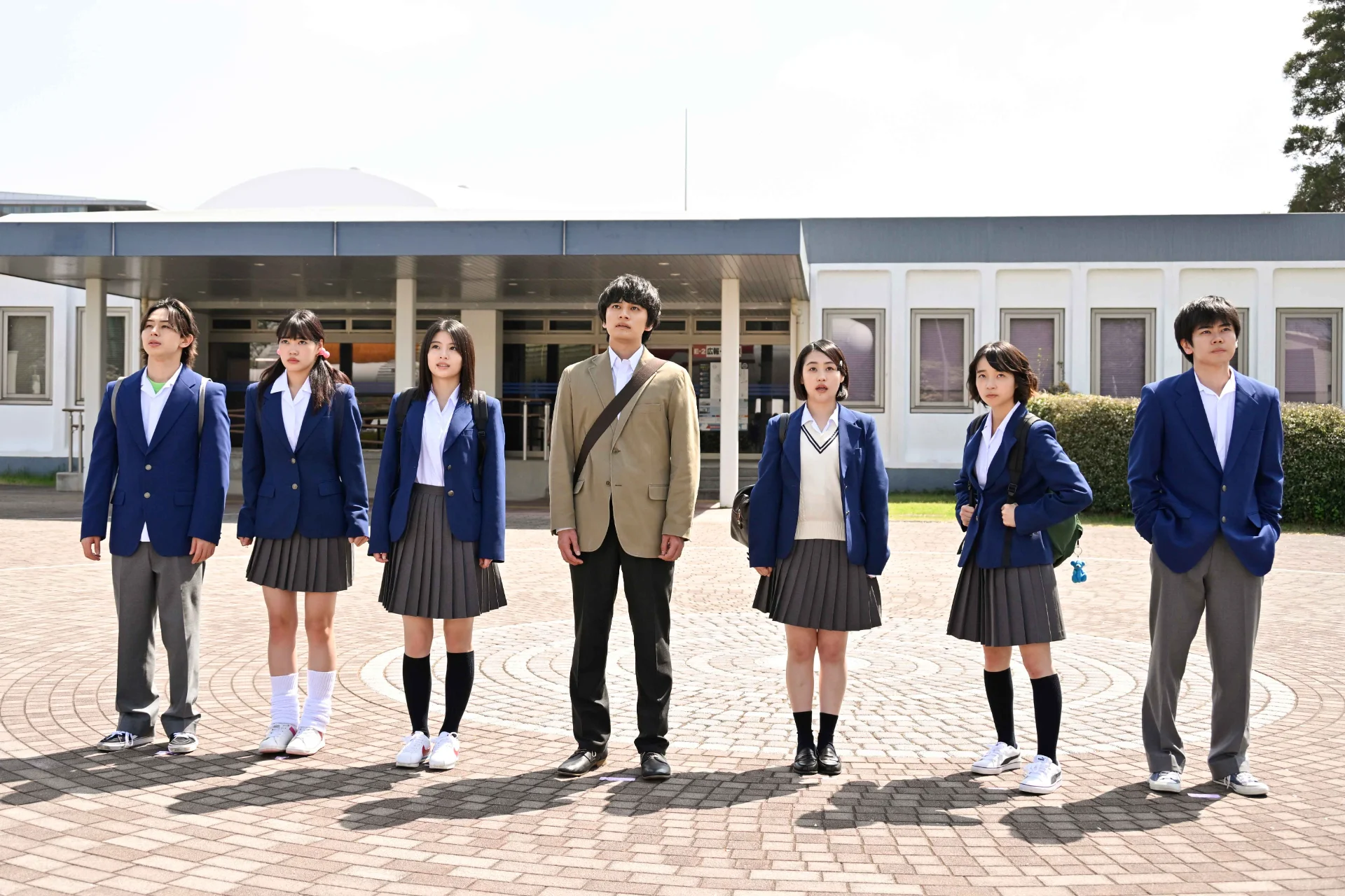 主人公・朝野峻一(北村匠海)と「宇宙食サバ缶プロジェクト」1期生(山下永玖、ゆめぽて、出口夏希、西本まりん、夏目透羽、黒崎煌代)©フジテレビ