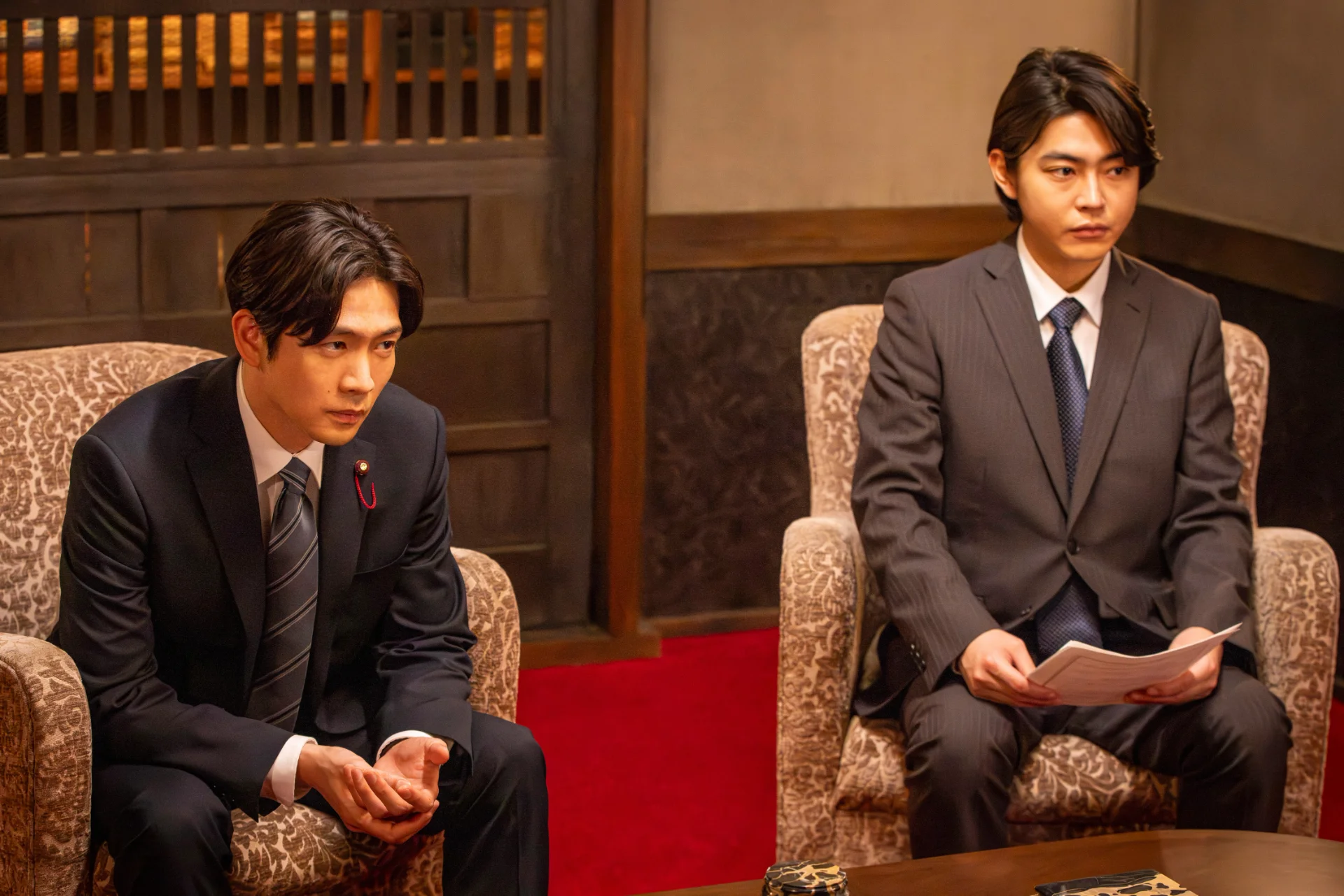 いつも2人でいる政治家・日山流星（松下洸平）とその秘書・藤堂昴（倉悠貴）©カンテレ