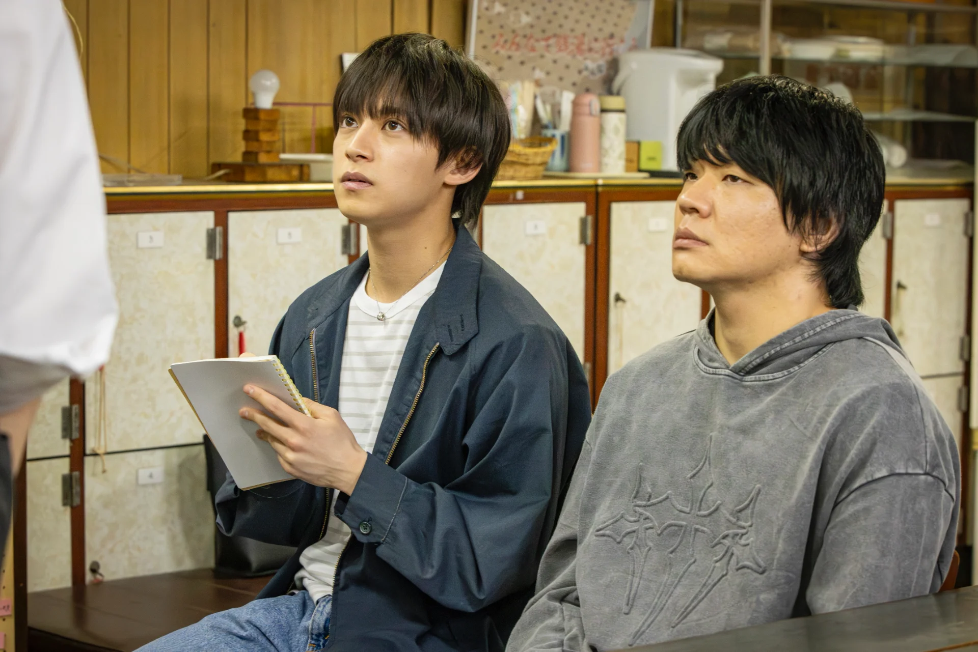 突然コンビを組まされた日雇い労働者・野原北斗（阿久津仁愛）と介護士・相良大樹（伊能昌幸）©カンテレ
