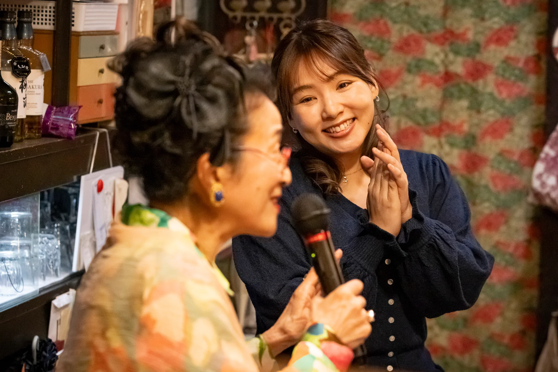 「スナックとし子」のママ・鴨井とし子を演じたのは演劇界のレジェンド・木野花©カンテレ