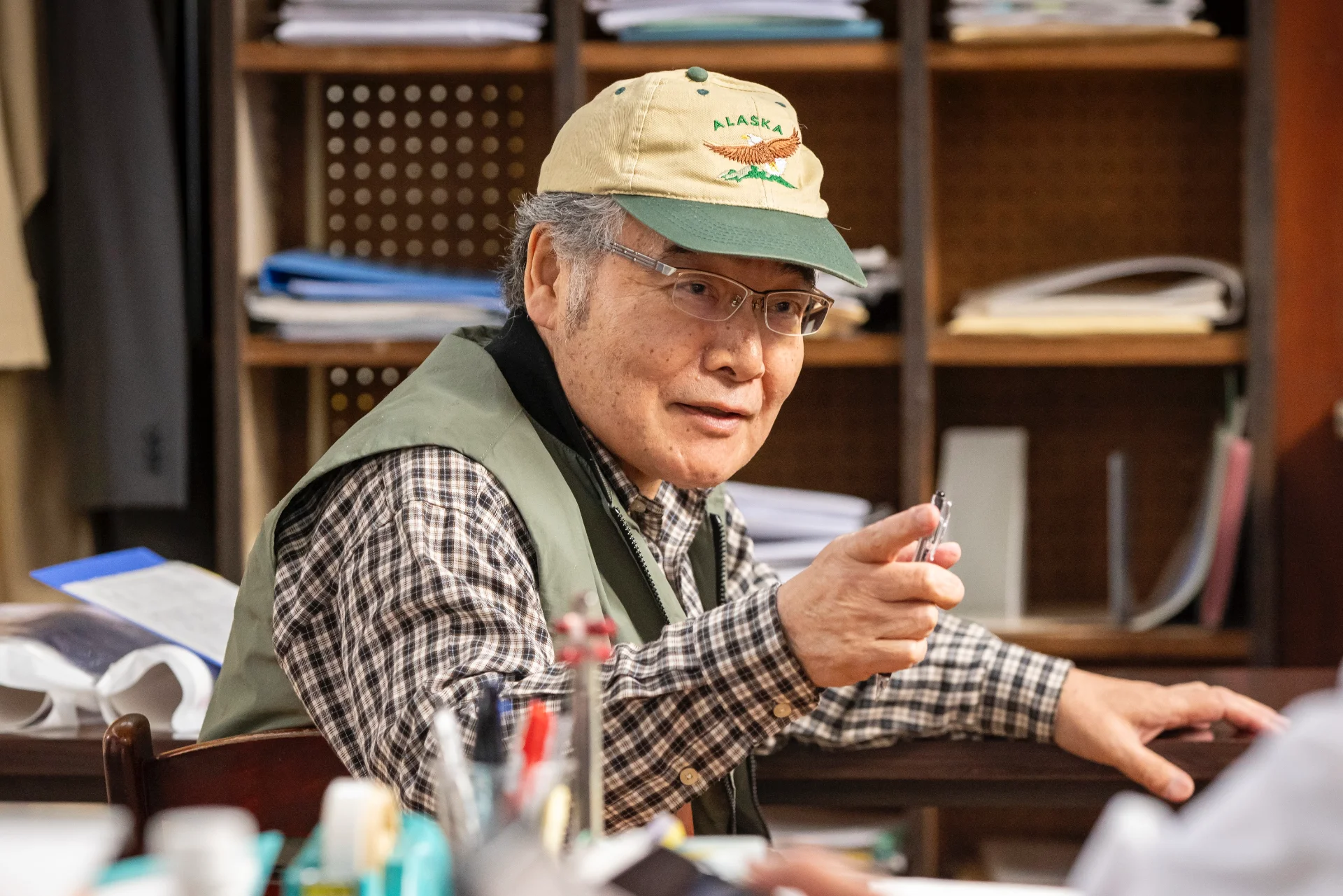 スナックの常連“あっちゃん”こと樫田敦史を演じたのは岩松了©カンテレ