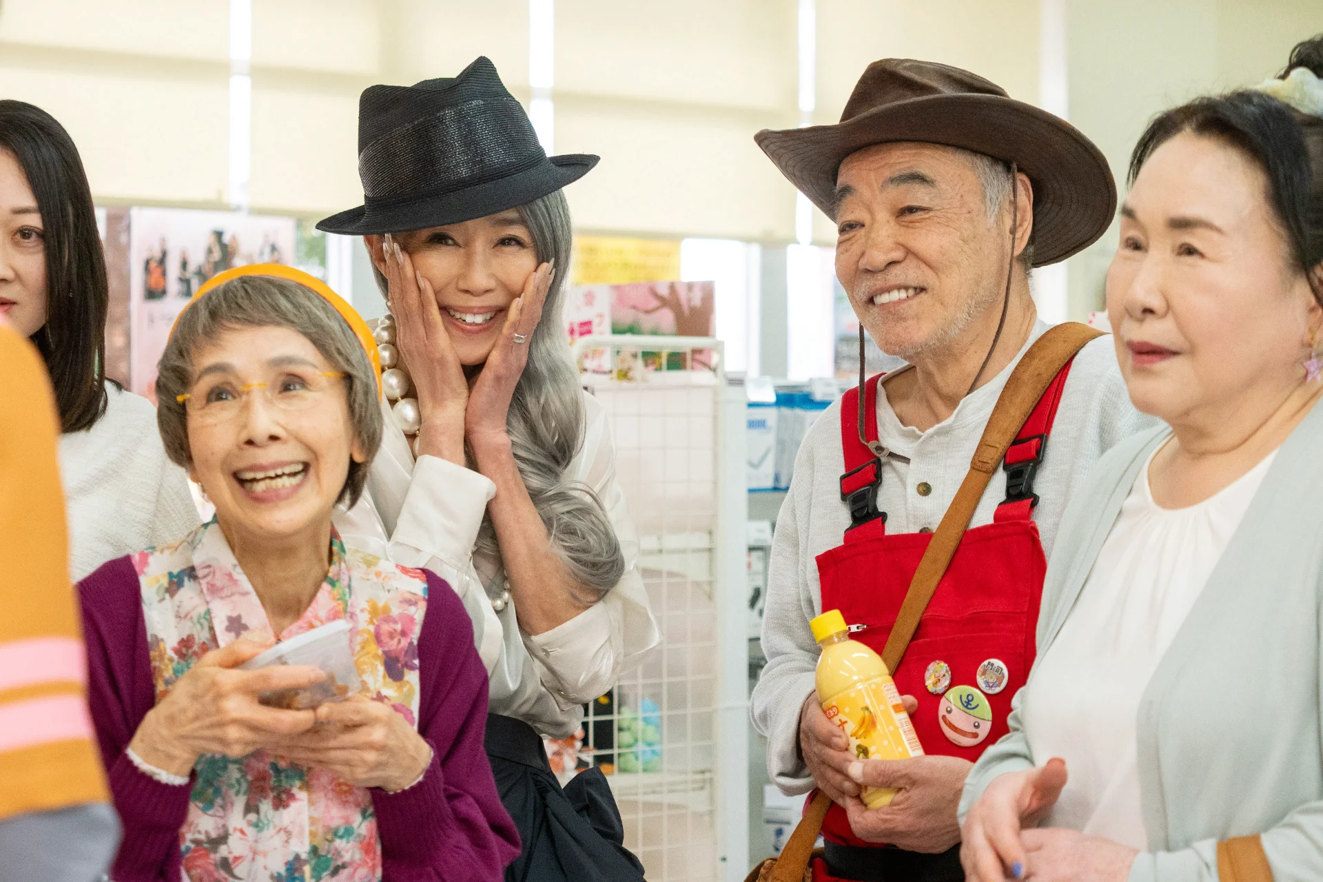 能瀬麗華（萬田久子）ら三彦ファンクラブメンバーと自称「門司港の観光大使」梅田正平（柄本明）©NHK