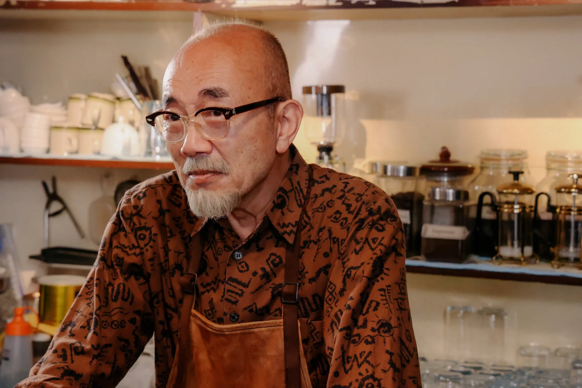 象子のオーダーに応える喫茶「つかれしらず」のマスター・昼川源(竹中直人)©NHK