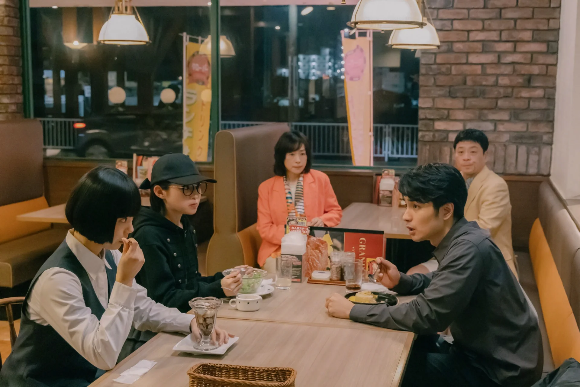 象子と友人の寿々木麗華(伊藤万理華)と八雲(中村蒼)との話を聞く、幽霊である八雲の両親(三宅弘城・西田尚美)©NHK