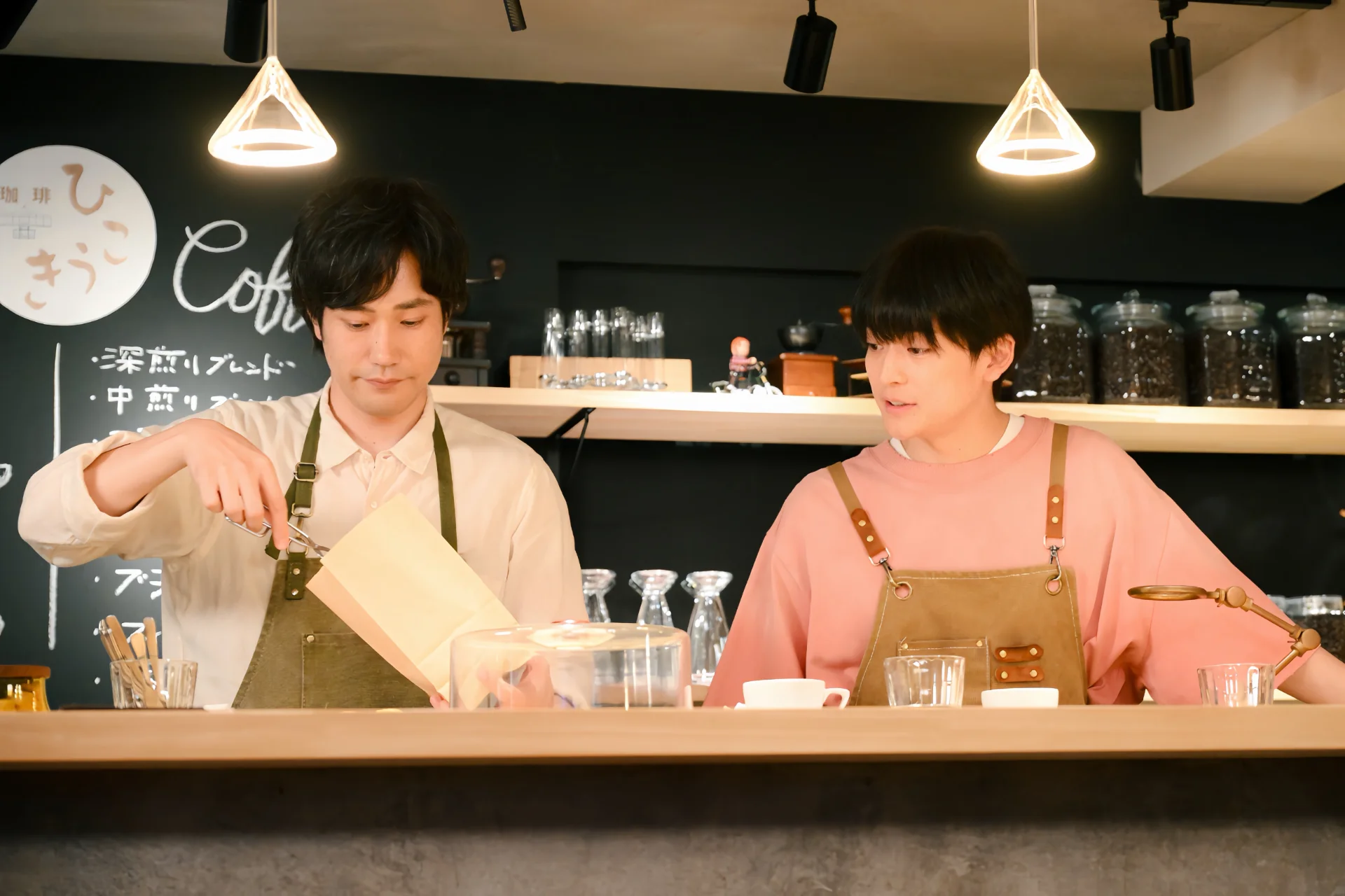 咲子と充の伝達係となった、充が営む喫茶店の従業員・矢野直人（高橋文哉）©TBS