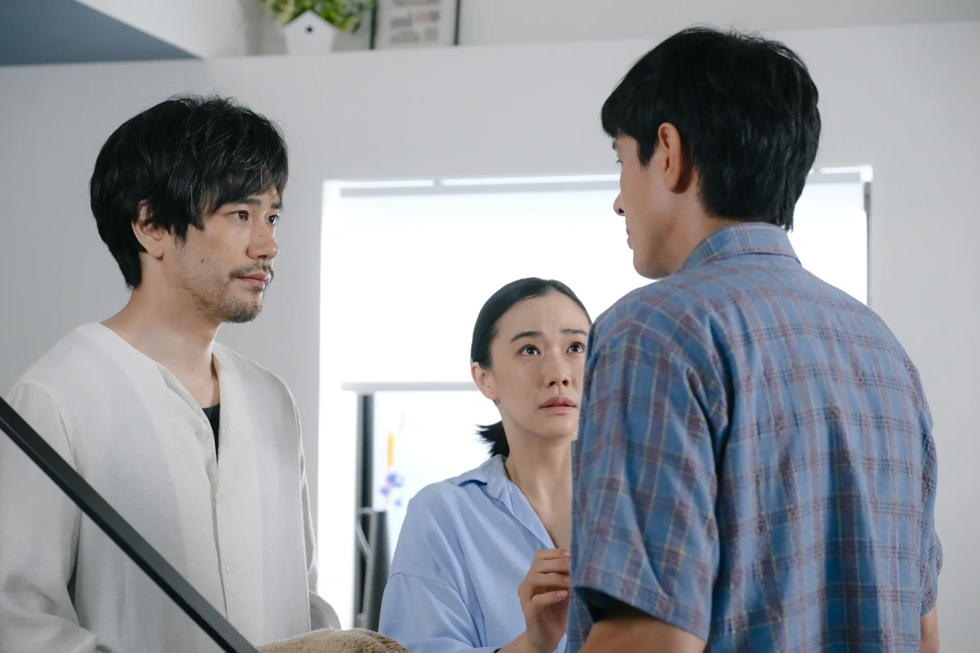 第6話、咲子と樹生に事情聴取される充©TBS