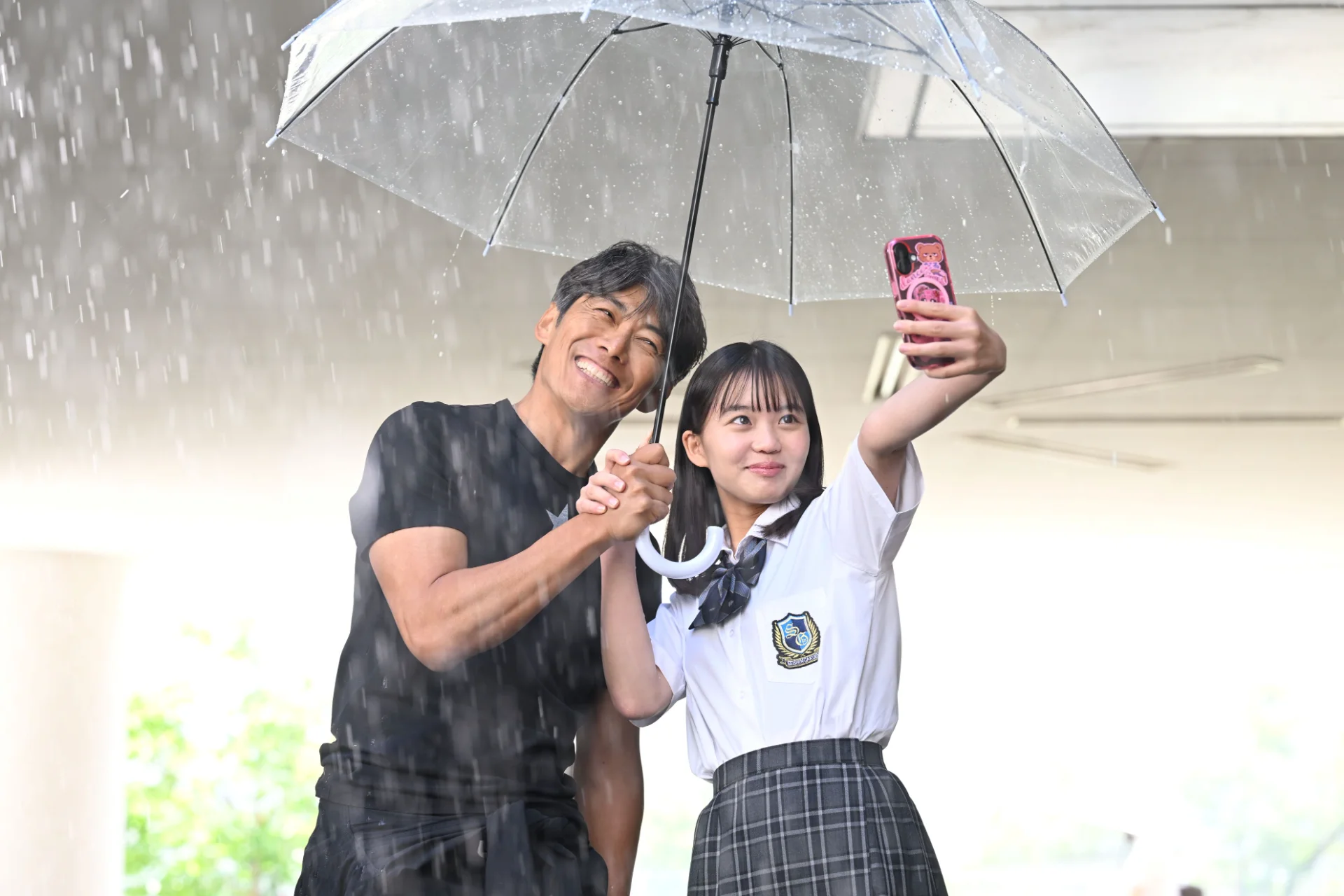 鬼塚を利用しようとしていた陽キャ女子・百花(大島美優)©藤沢とおる / 講談社 / カンテレ