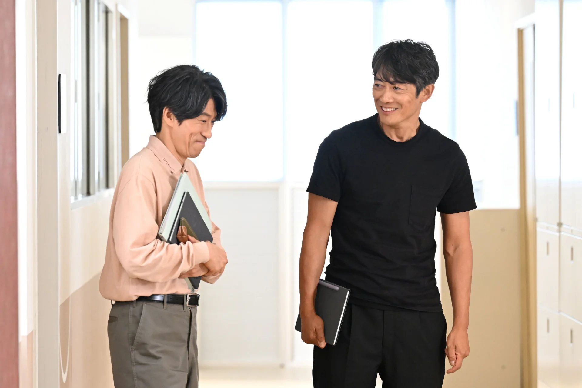 同じ「大人」である同僚の村山先生(夙川アトム)も活躍©藤沢とおる / 講談社 / カンテレ