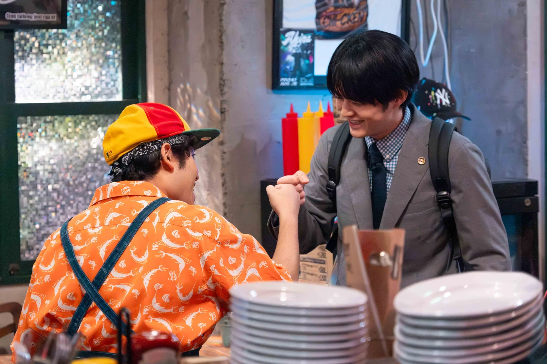 「MCチキンのアゲアゲKARA-AGE」店主・鳥飼金次（前原瑞樹）と泰地はサイファー仲間©「リーガルビート –逆転の法廷–」製作委員会