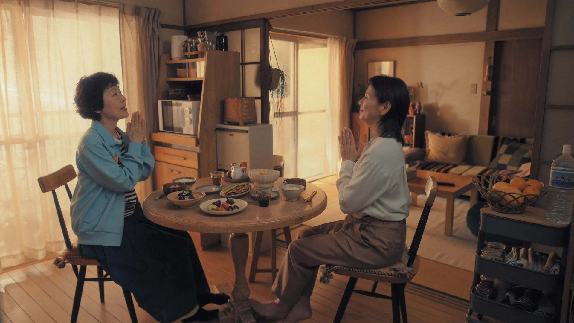 野枝（小泉今日子）と奈津子（小林聡美）が食べるごはんは美味しそう©NHK