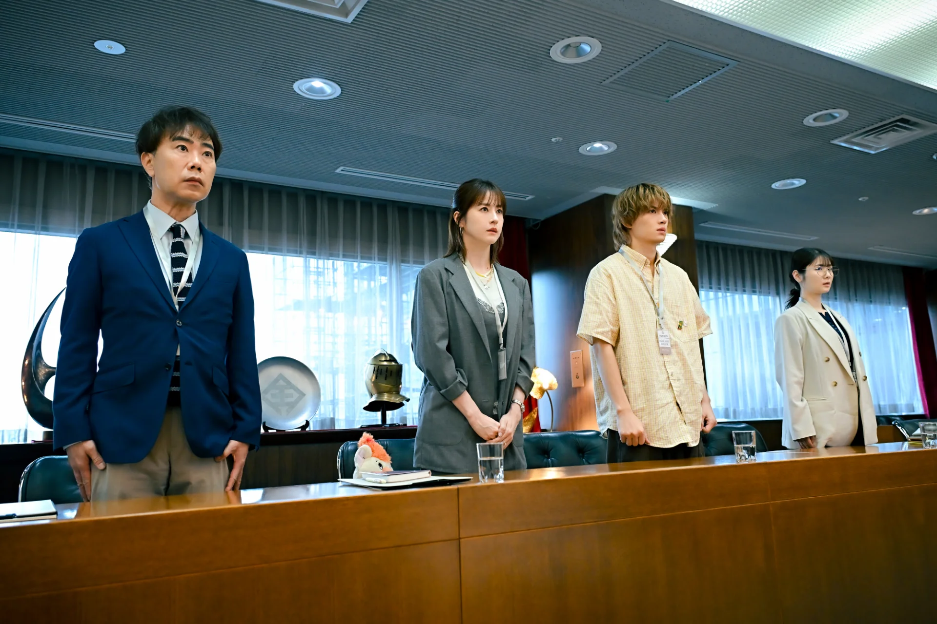 草壁（松本若菜）と瀬尾（佐野勇斗）を中心としたデザイン瀬尾の面々©TBS
