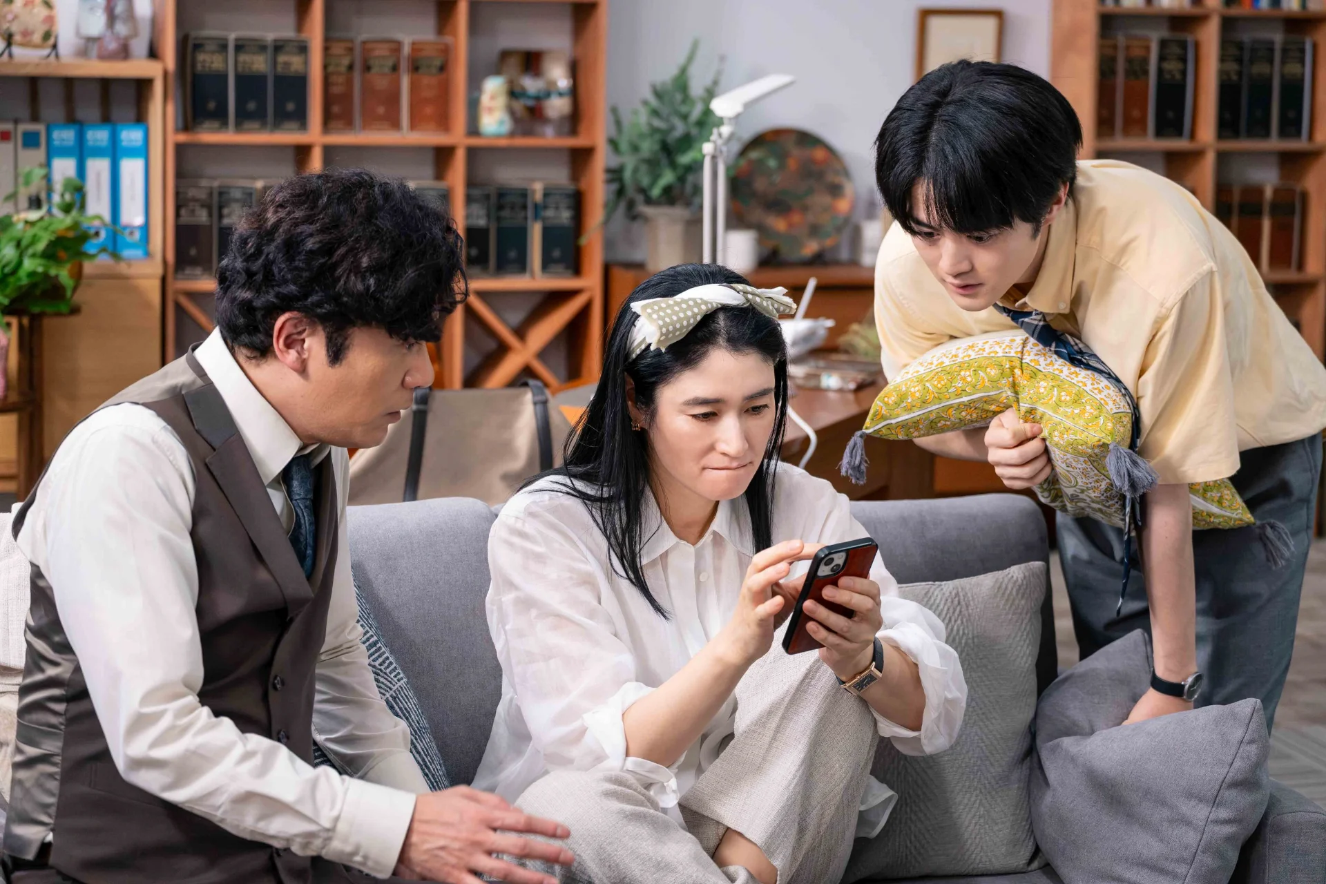 ベテランの星(稲垣吾郎)と雪村(小雪)もまた、泰地(鈴鹿央士)から刺激を受ける©「リーガルビート –逆転の法廷–」製作委員会
