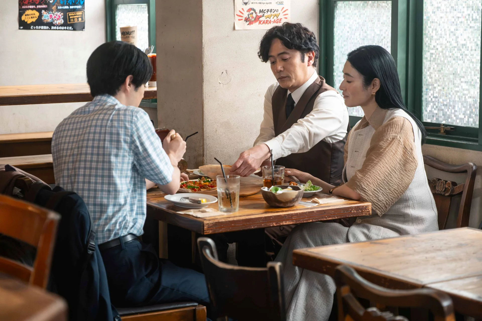 ピザを「公平」に配分して食べる泰地と星と雪村©「リーガルビート –逆転の法廷–」製作委員会