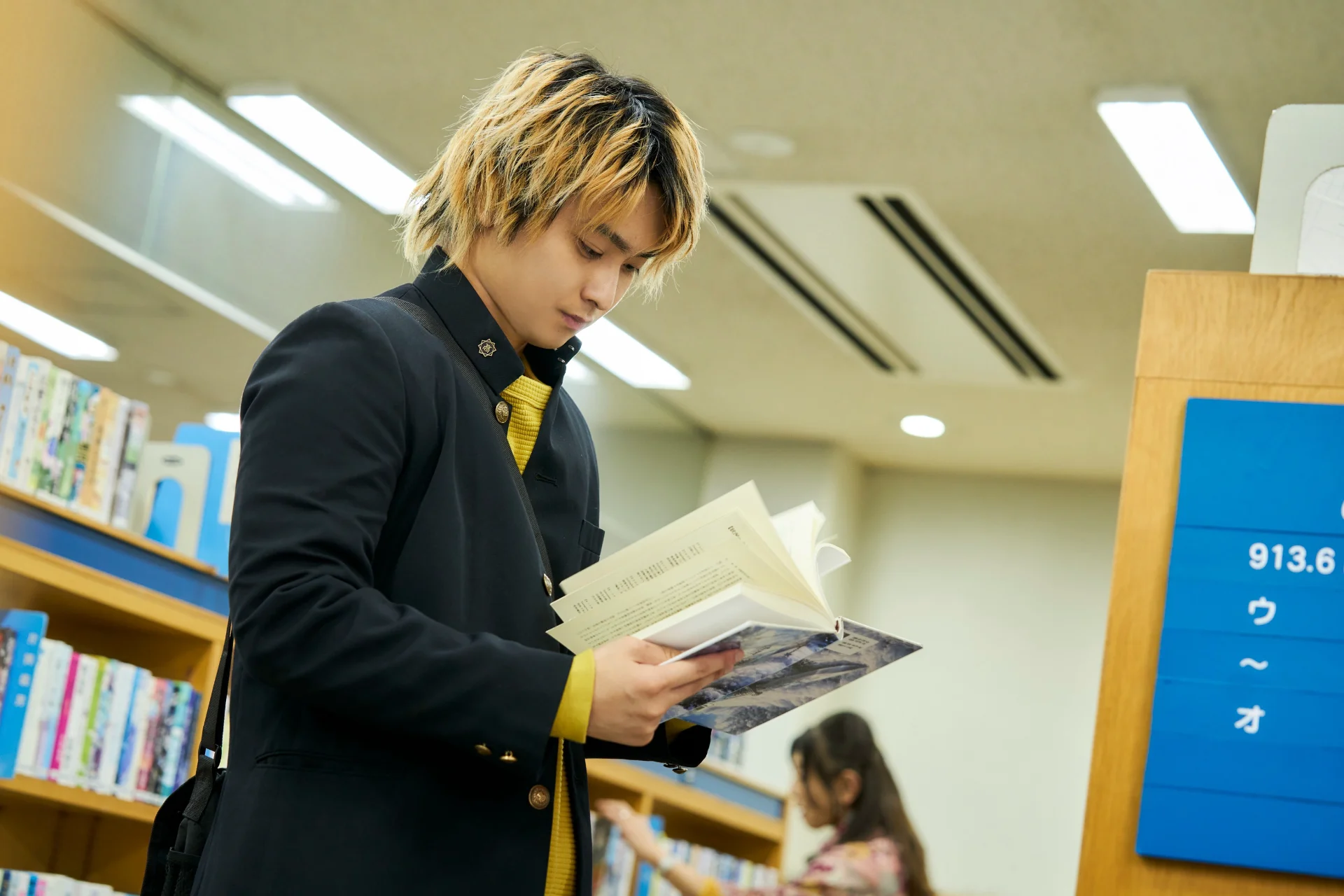 10年ぶりに図書館を訪れた石平©NHK