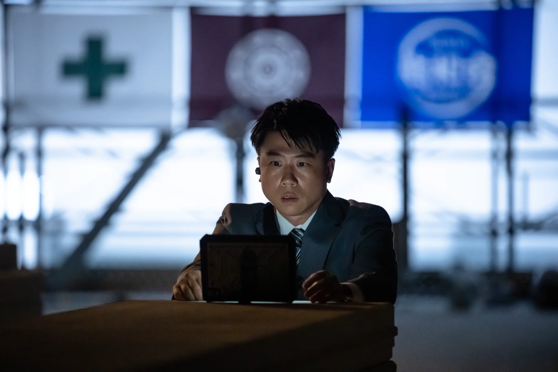 『VIVANT 悪役会議室』第8回にはシンシーの潜伏工作員だった鈴木(内野謙太)もAI鈴木として登場©TBS