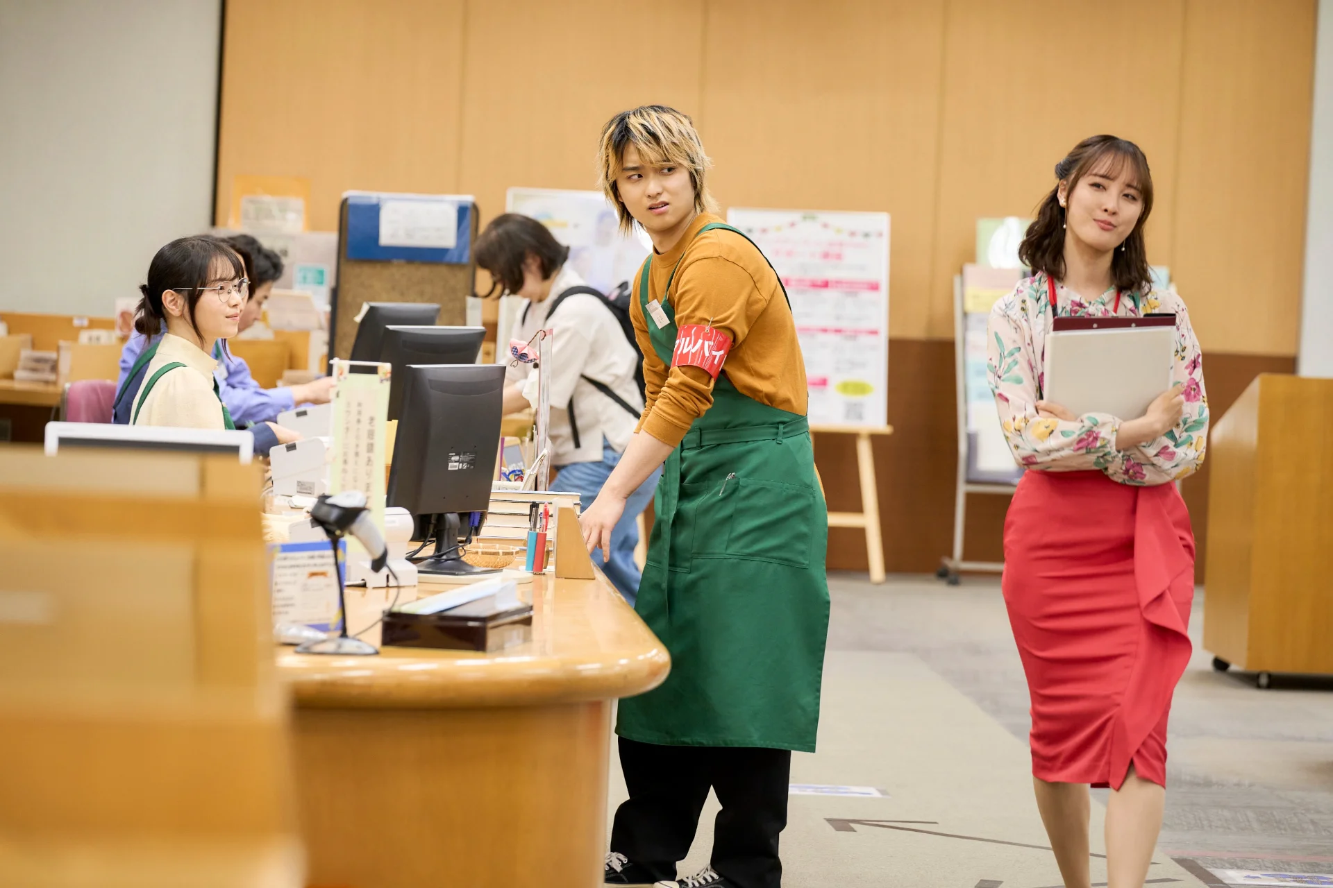 正規職員・茉莉野美波（大友花恋）の登場により石平自身も変わっていった / ©NHK 